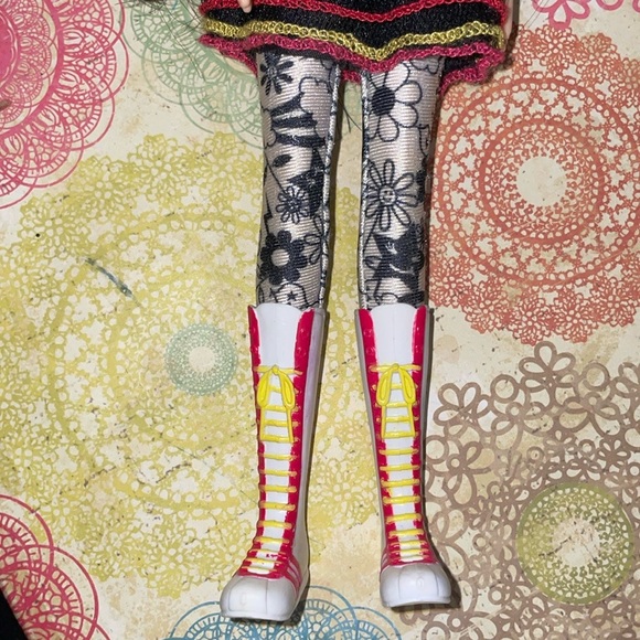 Moxie Girlz Vintage Lexi Artitude Doll with Bike - Picture 5 of 10